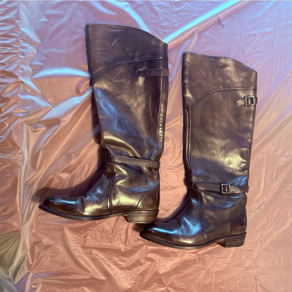 FRYE Dorado 77561 Brown Knee High Buckle Riding Boots Size 6.5 MSRP $598